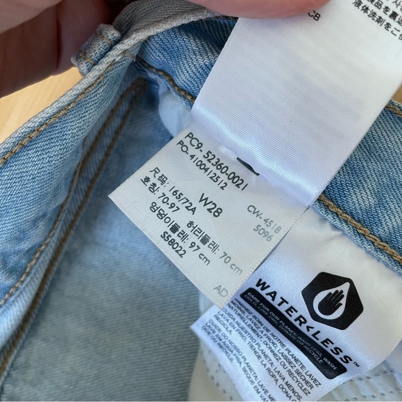 🌼LEVIS WEDGIE Short Light Wash Shorts size 28 - Picture 8 of 12